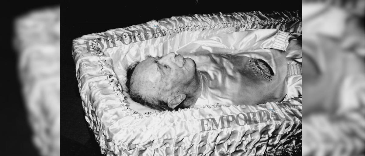 La primera imatge pública del cos embalsamat de Salvador Dalí.