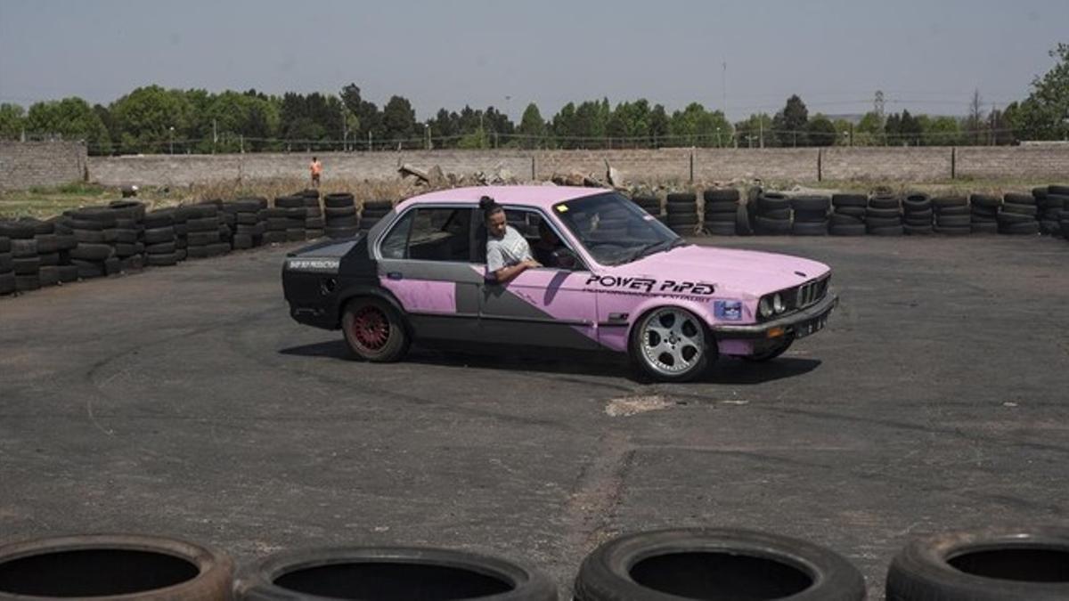 Stacey-Lee, en el coche que utiliza para sus rodeos en Soweto.