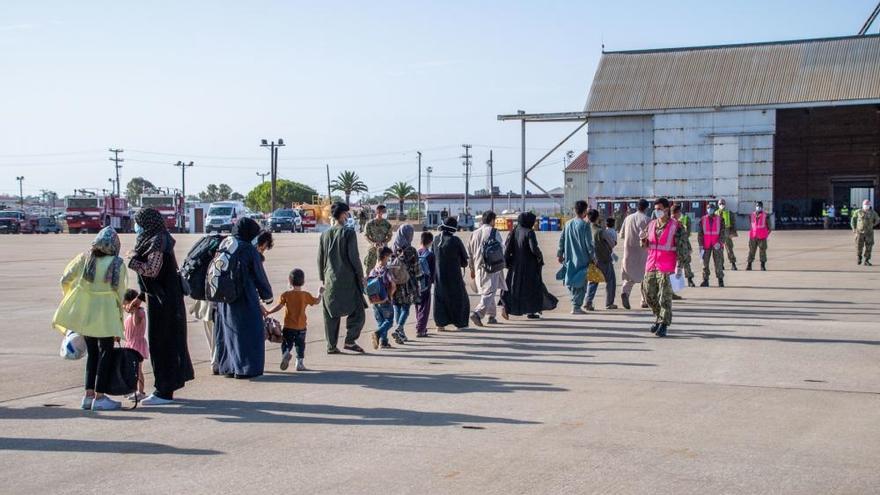 Evacuados afganos en su llegada a Rota.
