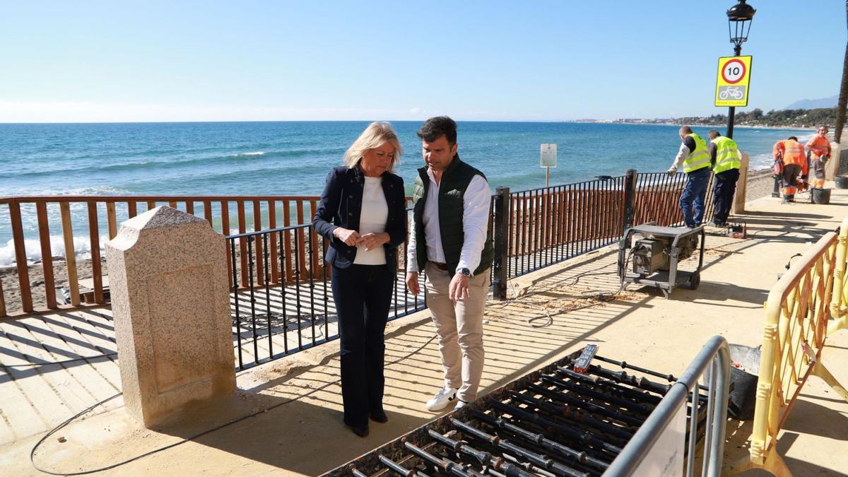 La alcaldesa, Ángeles Muñoz, y el delegado de Obras, Diego López, visitan la zona de una de las microactuaciones municipales.