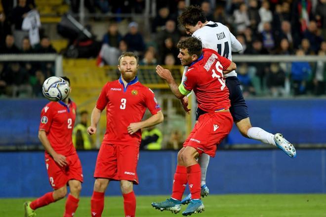 Federico Chiesa de la selección italiana marca el noveno gol de su equipo durante el partido de clasificación para la Eurocopa 2020 que los combinados de Italia y Armenia juegan en el estadio Renzo-Barbera en Palermo.