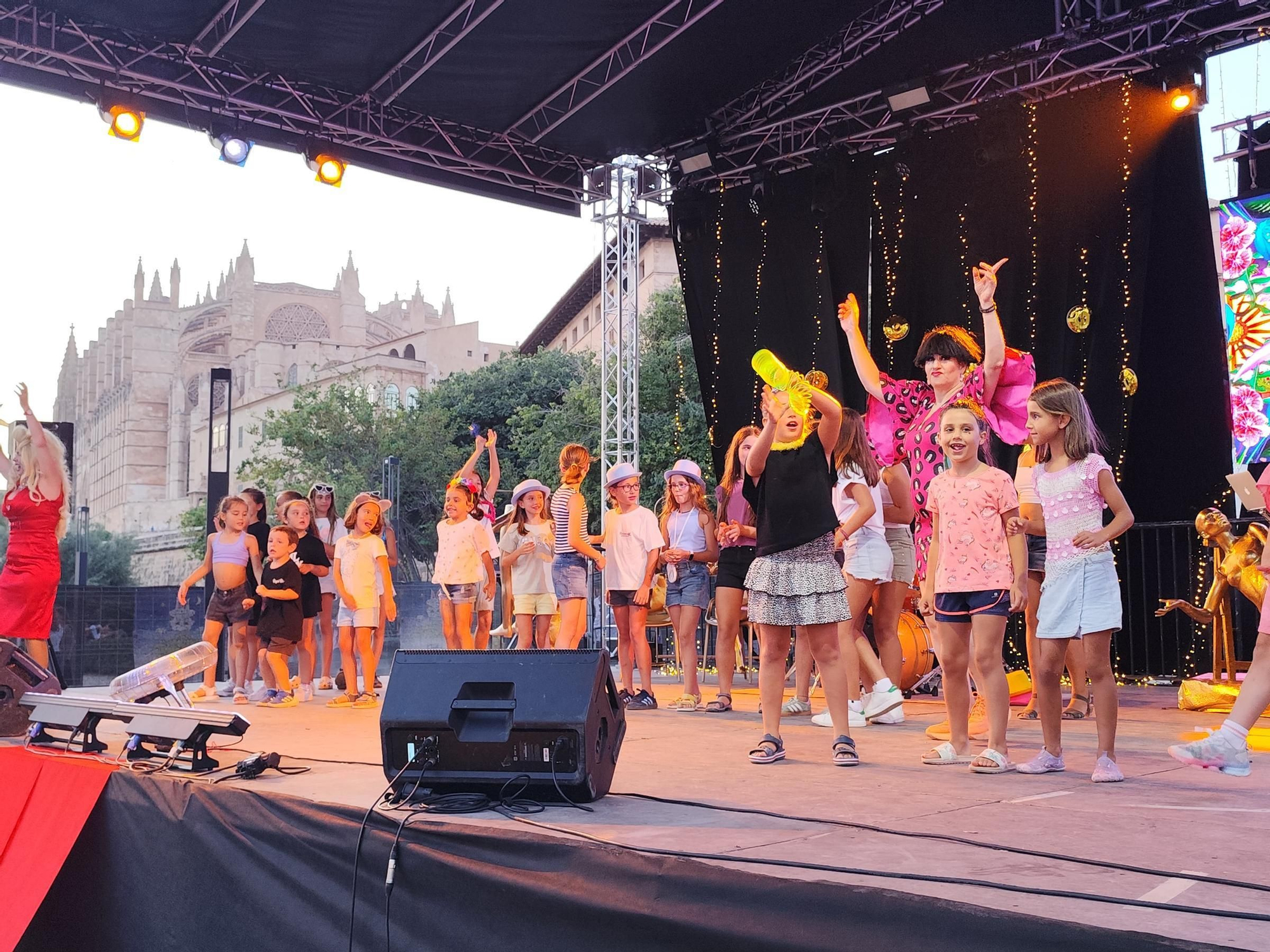 El Parc de la Mar vibra con la fiesta del Flexas: Antònia Font, la gran sorpresa de la noche