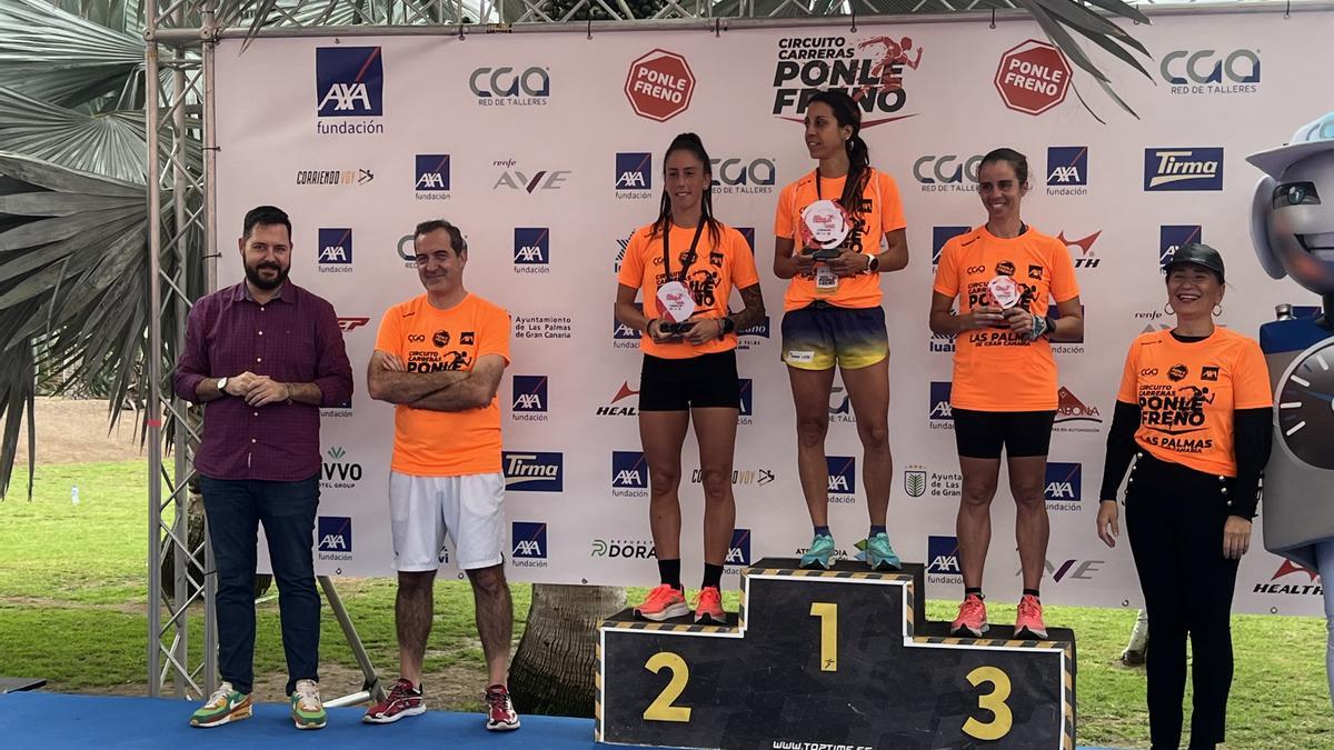 Íñiguez y Quintana entregan premios en la categoría femenina de 5K