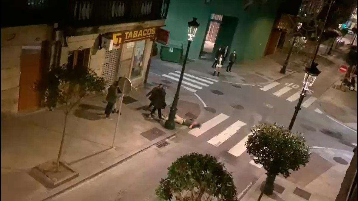 Vídeo de la brutal paliza de madrugada a dos jóvenes en el centro de Vigo