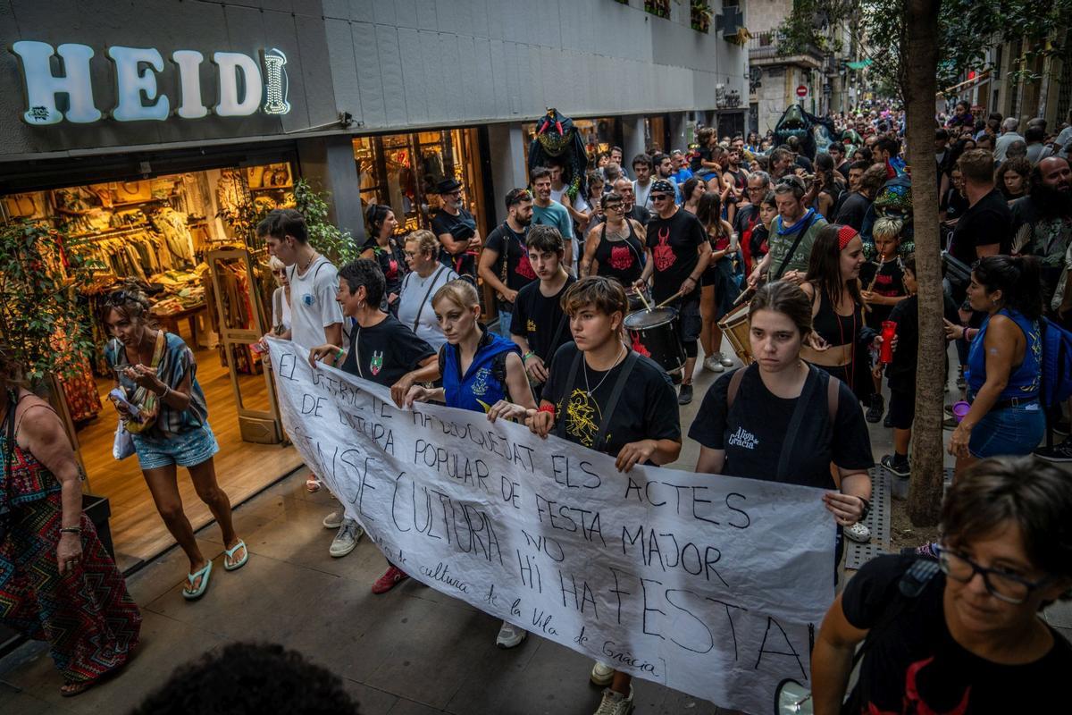 Un funeral por la cultura popular sustituye la masiva cercavila de las fiestas de Gràcia 2024