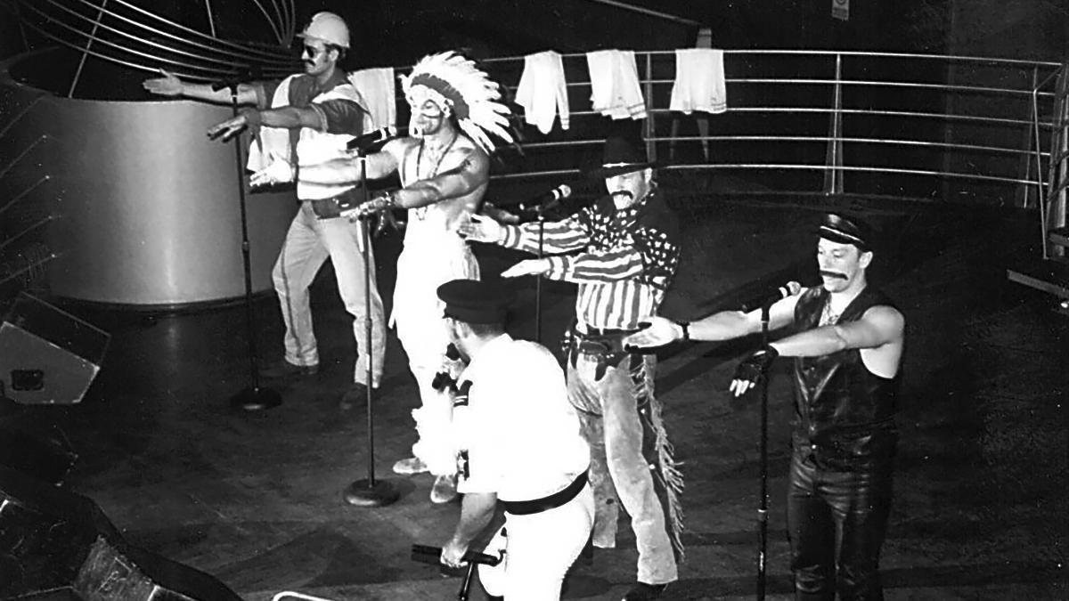 Actuación de una de las encarnaciones de Village People, en la Big Ben, en los años 90