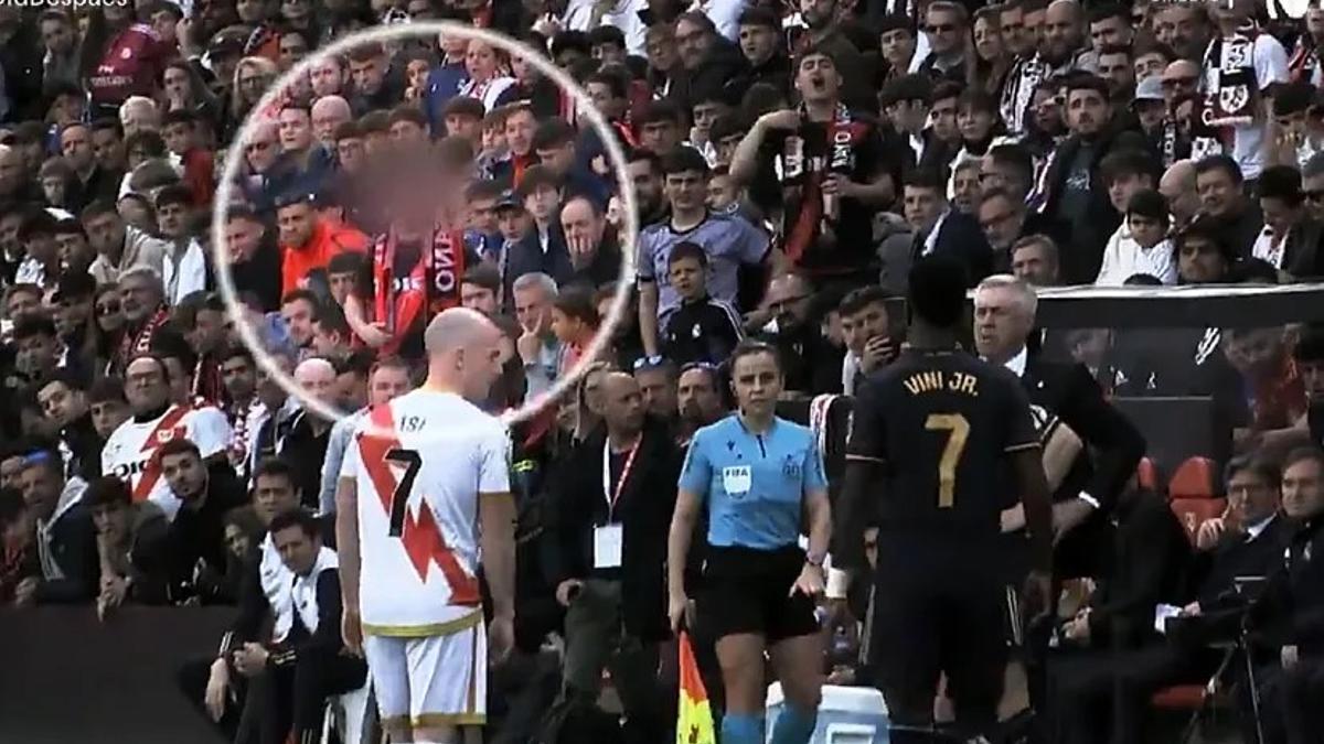 Momento en que un aficionado hizo el gesto del mono contra Vinicius en el Estadio de Vallecas. Imágenes aportadas por la Liga en su denuncia.