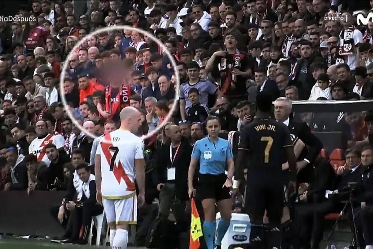 Momento en que un aficionado hizo el gesto del mono contra Vinicius en el Estadio de Vallecas. Imágenes aportadas por la Liga en su denuncia.