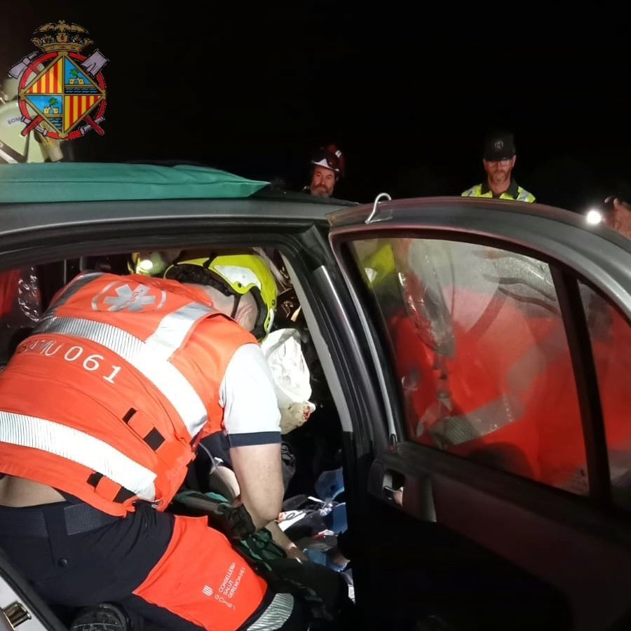 Dos heridos, uno en estado crítico, tras un accidente entre dos coches en la carretera de Cap Blanc