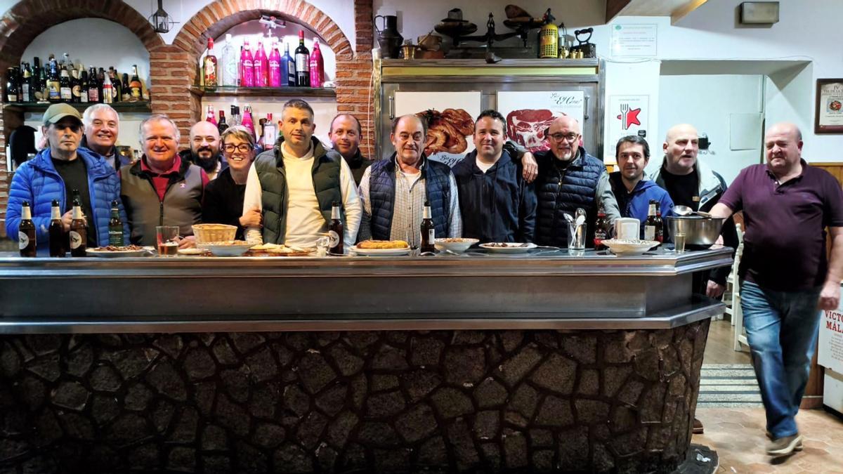 Directivos salientes y entrantes con la alcaldesa de Monesterio