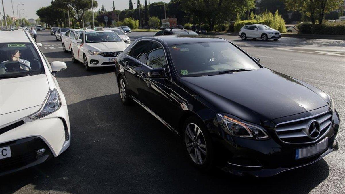 Un coche VTC en el centro de Madrid