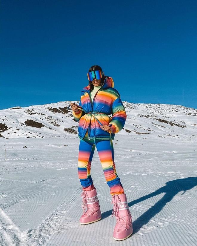 Marta Lozano con botas de esquí firmadas por Moon Boot