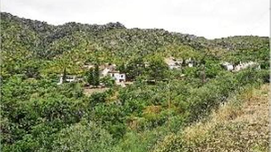 La Vall de Santa Creu és un nucli integrat per unes trenta cases.