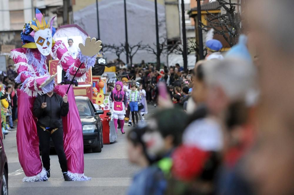 Participantes en el desfile del Antroxu en Pola de Lena.