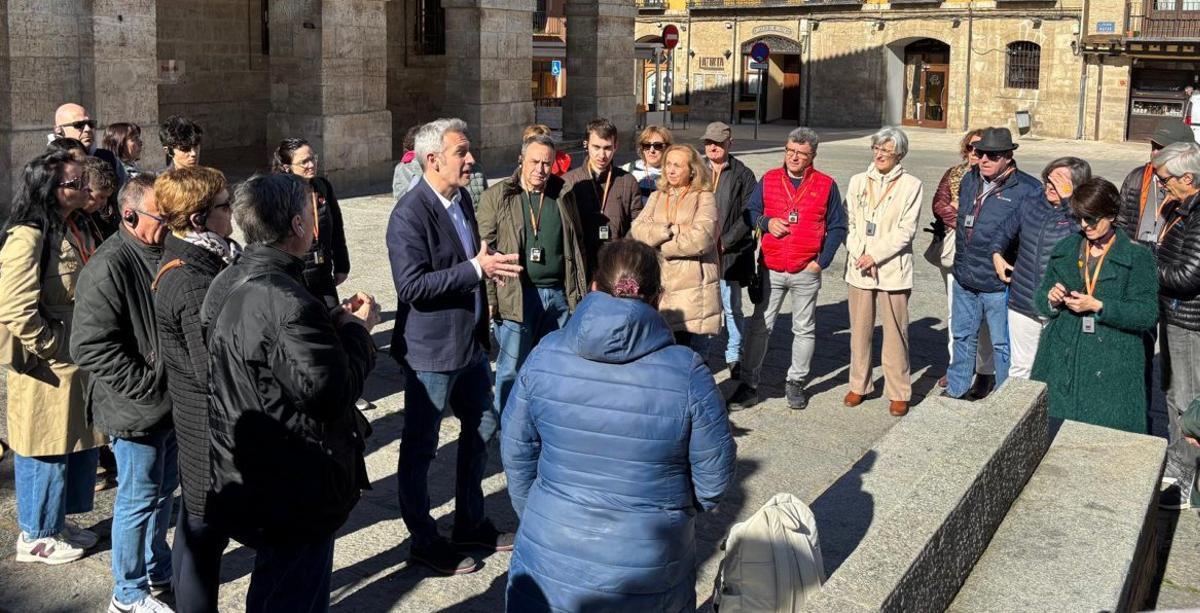 El alcalde da la bienvenida a los turistas participantes en la visita guiada. | CEDIDA
