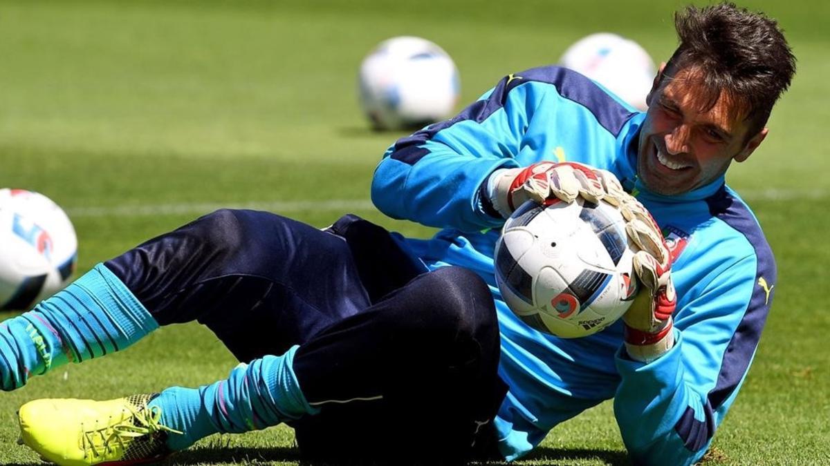 rpaniagua34426385 italy s goalkeeper gianluigi buffon attends a training sessi160625184422