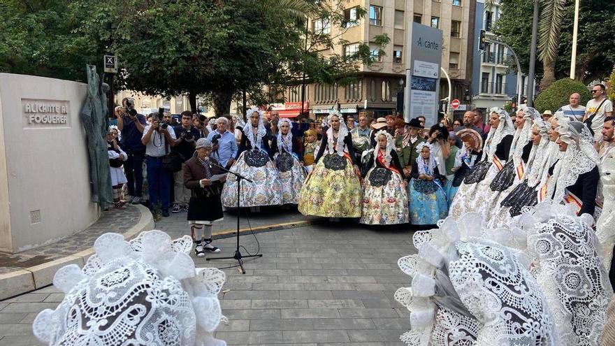 Josep Amand Tomàs en el homenaje a los fallecidos de las Hogueras de Alicante
