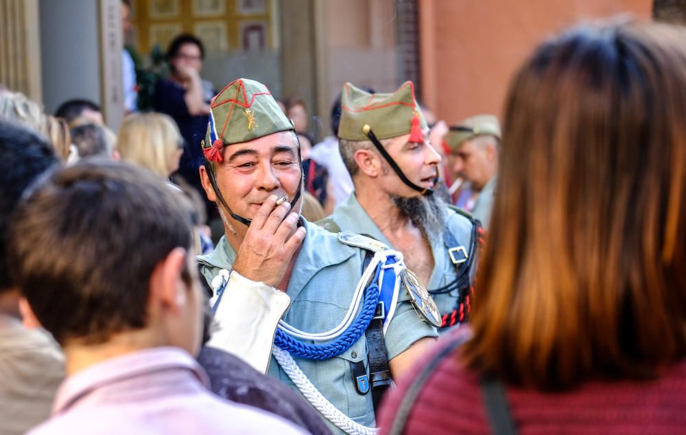 Multitud de público arropó la procesión organizada por la Hermandad del Calvario de Elda, en la que sesenta exlegionarios portaron a hombros el trono.