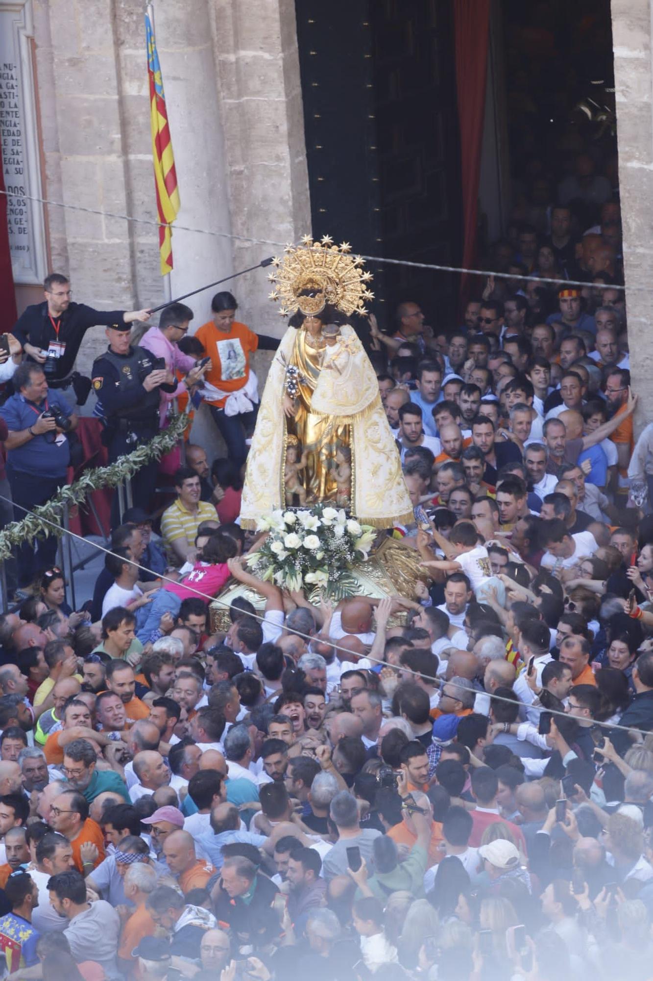 Muchos valencianistas acompañan a la Virgen de los Desamparados en su Traslado