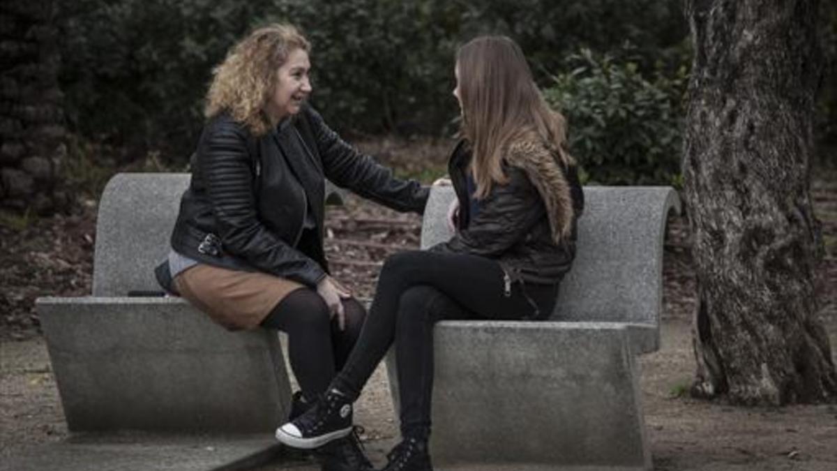 UNIDAD FAMILIAR.  Ana Moral y su hija Aitana, de 14 años, suelen participar en las actividades promovidas por la Federació de Famílies Monoparentals de Catalunya.