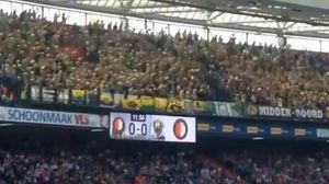  Els seguidors de l’ADO Deen Haag llancen peluixos durant el partit