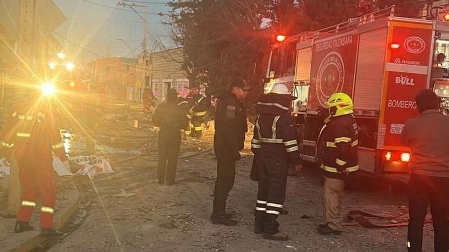 Момент двойного взрыва в военном казарме в Боливии