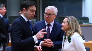 El ministro polaco de Finanzas, Andrzej Domanski, conversa con la presidenta del Banco Europeo de Inversiones, Nadia Calviño, en el marco de la reunión del Ecofin.