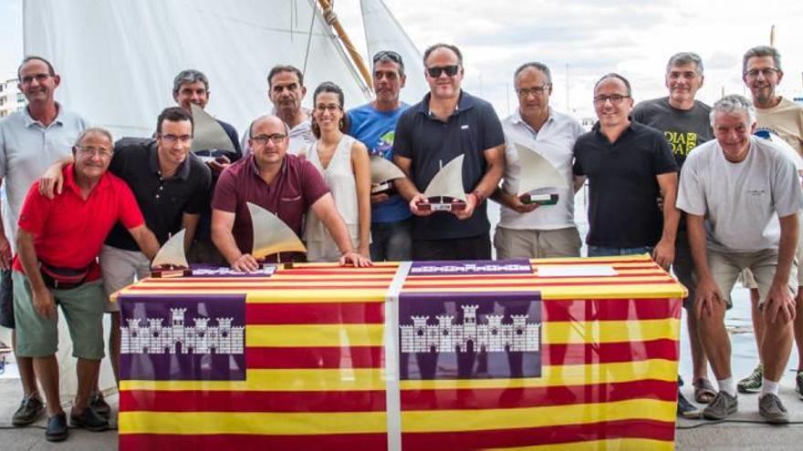 Todos los premiados en la XX Diada de Vela Llatina de Mallorca posan tras la entrega de trofeos en el CN Cala Gamba.