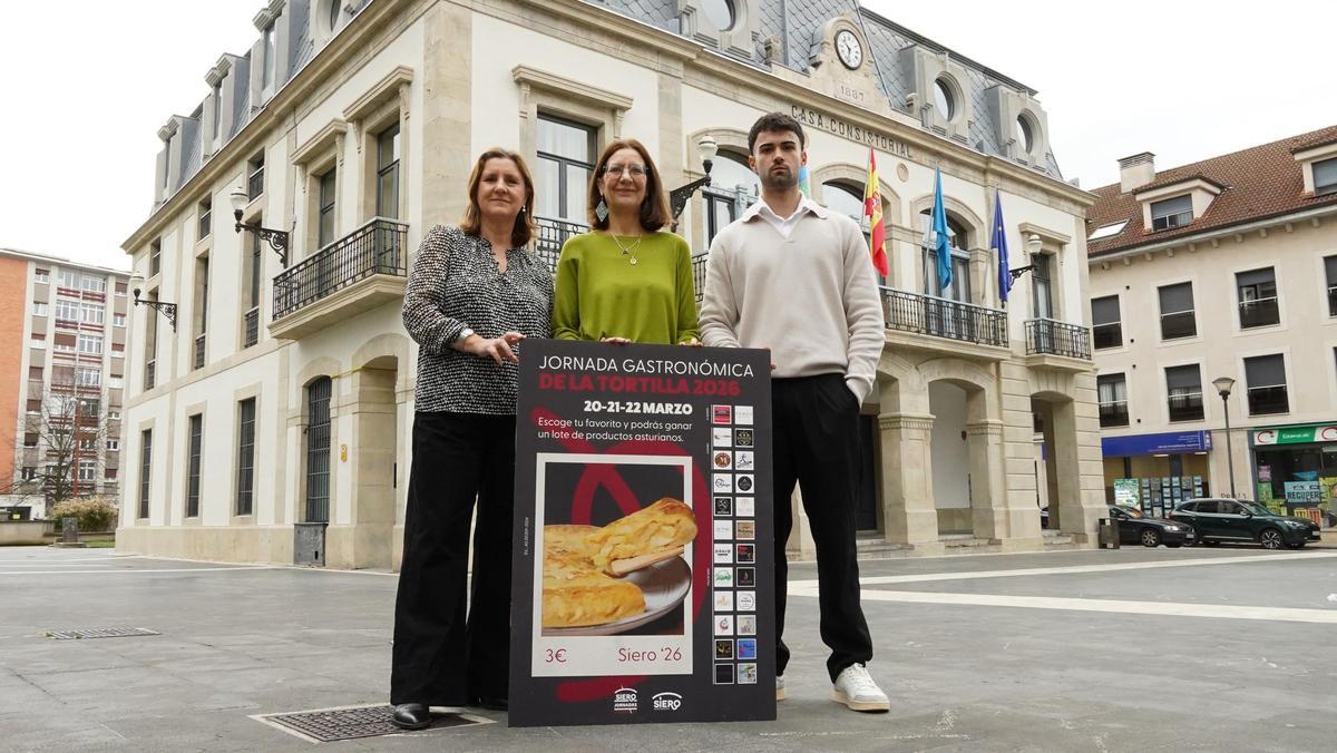Por la izquierda, Amelia Areces, Patricia Antuña y Pedro Fernández, este viernes, en la plaza del Ayuntamiento.