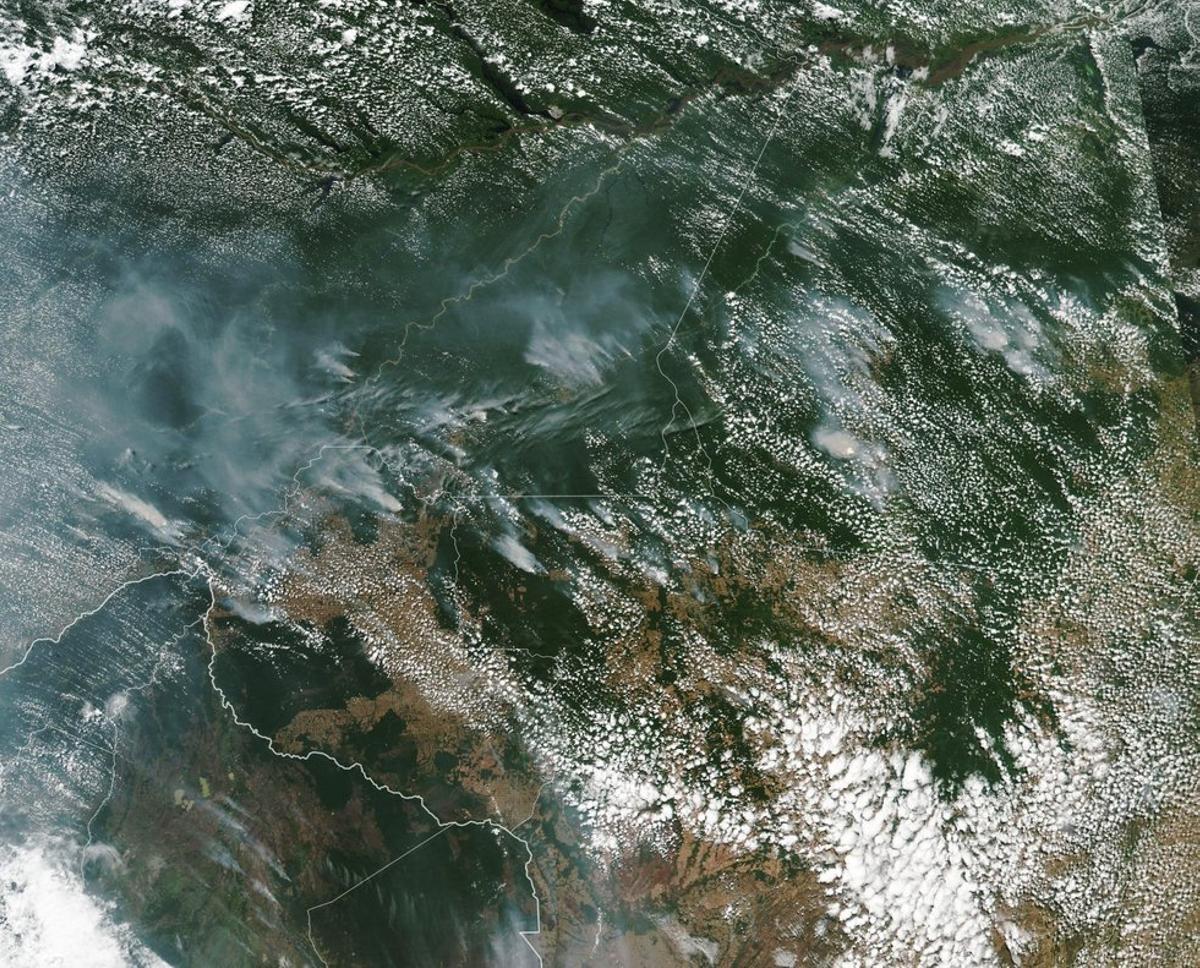 AME8784  --  BRASIL   21 08 2019 - Fotografia tomada el 13 de agosto de 2019 por el Espectrorradiometro de imagenes de media resolucion  MODIS  a bordo del satelite Aqua  y publicada en el servicio terrestre de la NASA  que muestra desde el espacio los focos de incendios forestales en la Amazonia brasilena  Segun el observatorio  que compara dos imagenes  una del 11 y otra del 13 de agosto  se detectaron varios incendios en los estados de Rondonia  Amazonas  Para y Matto Grosso  En la region del Amazonas  este tipo de incendios no es comun gracias a que la humedad evita que se propaguen  Sin embargo  en julio y agosto se pueden presentar debido a que coincide con la temporada de sequia  anade el observatorio  EFE  Observatorio Terrestre de la Nasa SOLO USO EDITORIAL NO VENTAS