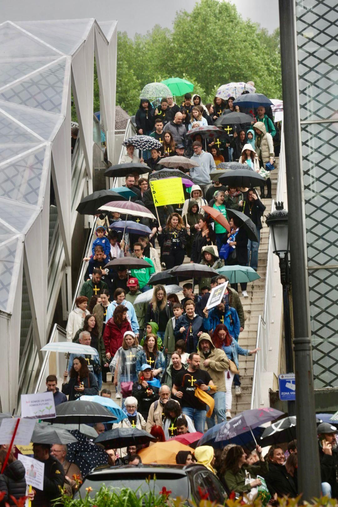 EN IMÁGENES: Así fue la gran manifestación de profesores por la enseñanza pública asturiana
