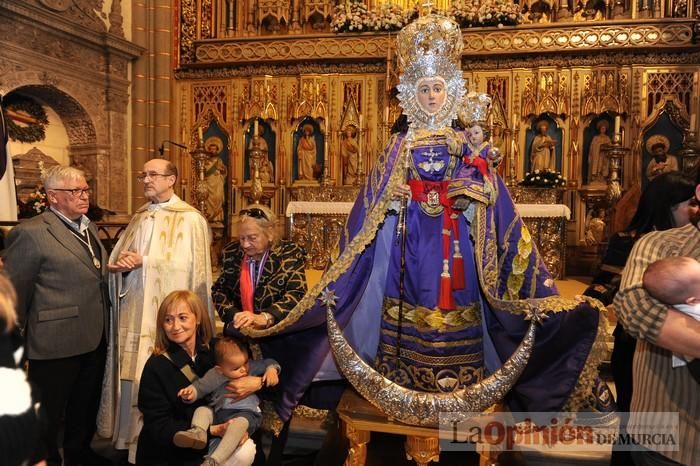 Los niños pasan por el manto de la Fuensanta