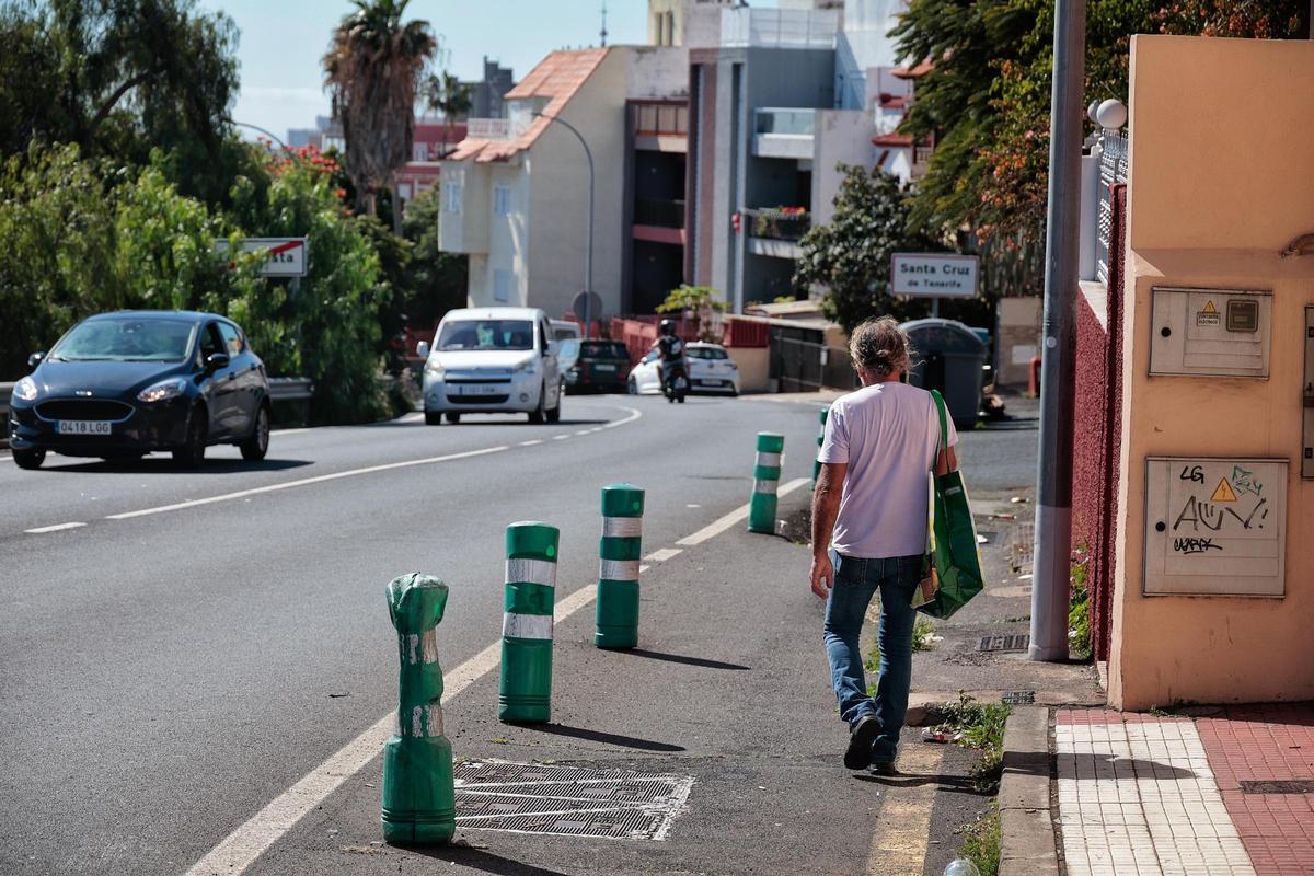 Un peatón camina por el arcén de la carretera Santa Cruz-La Laguna