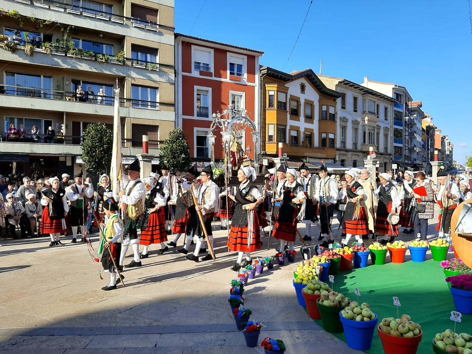 Villaviciosa ofrece el primer mosto a la Portalina: así ha sido el acto seguido de un desfile de carrozas