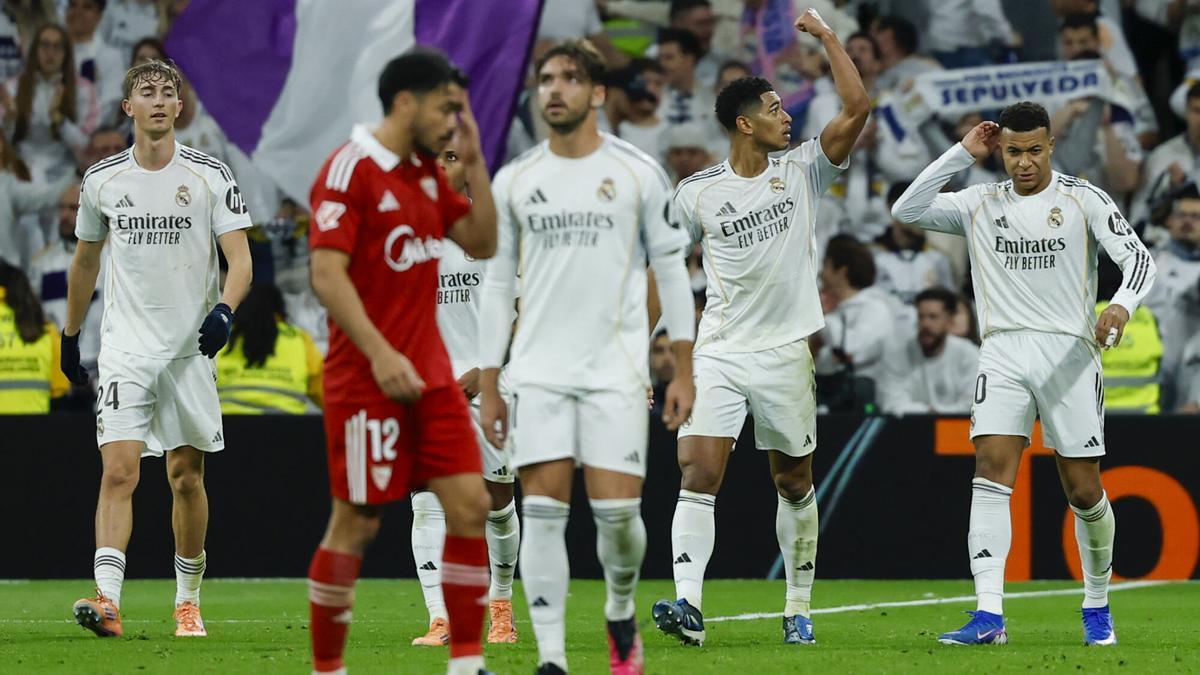 Jude Bellingham celebra el primer gol del Real Madrid durante el encuentro de la jornada 17 de LaLiga entre Real Madrid y Sevilla FC en el estadio Santiago Bernabéu.