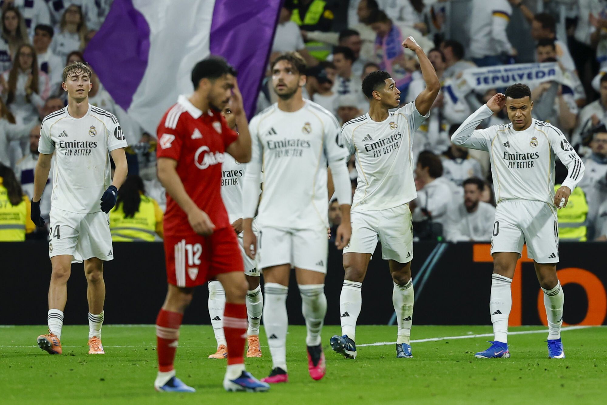 MADRID, 20/12/2025.- El centrocampista inglés del Real Madrid, Jude Bellingham (2d), celebra el primer gol del equipo madridista durante el encuentro de la jornada 17 de LaLiga entre Real Madrid y Sevilla FC celebrado este sábado en el estadio Santiago Bernabéu, en Madrid. EFE / Juanjo Martín.