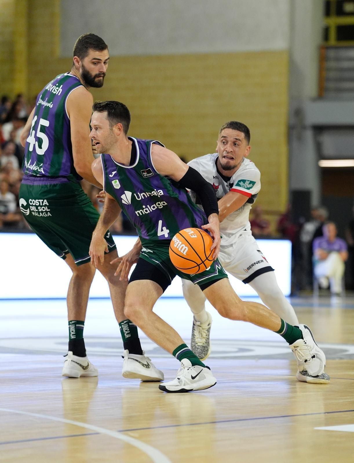 Momentos del partido amistoso entre el Unicaja y el Coviran Granada, que ha tenido lugar este sábado en Córdoba. El encuentro ha permitido disputar el título de la Copa Andalucía
