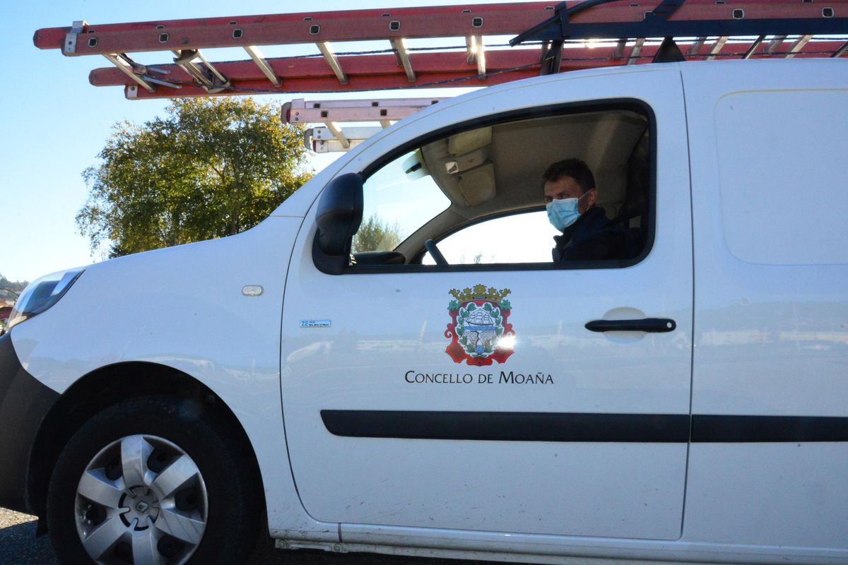 El electricista del Concello de Moaña en el vehículo eléctrico municipal.