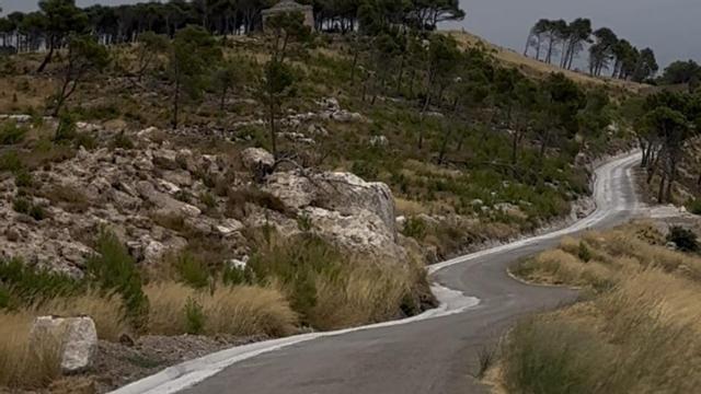 Los trabajos en el tramo se han centrado en el hormigonado de la cuneta con el fin de mejorar la evacuación del agua y evitar el deterioro de los márgenes de la calzada.