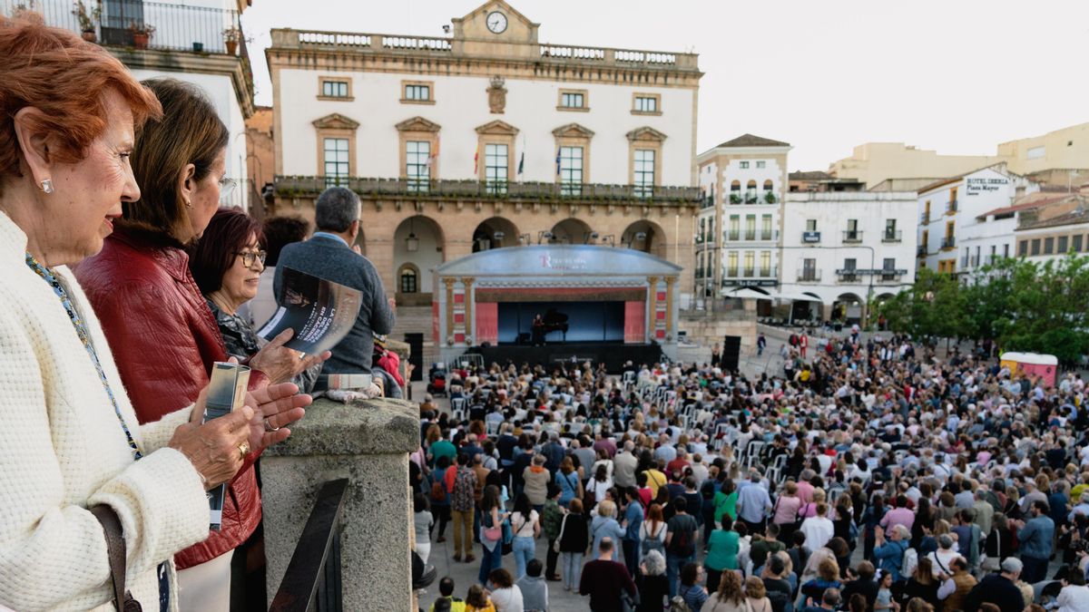 La ópera resuena en la Plaza Mayor de Cáceres