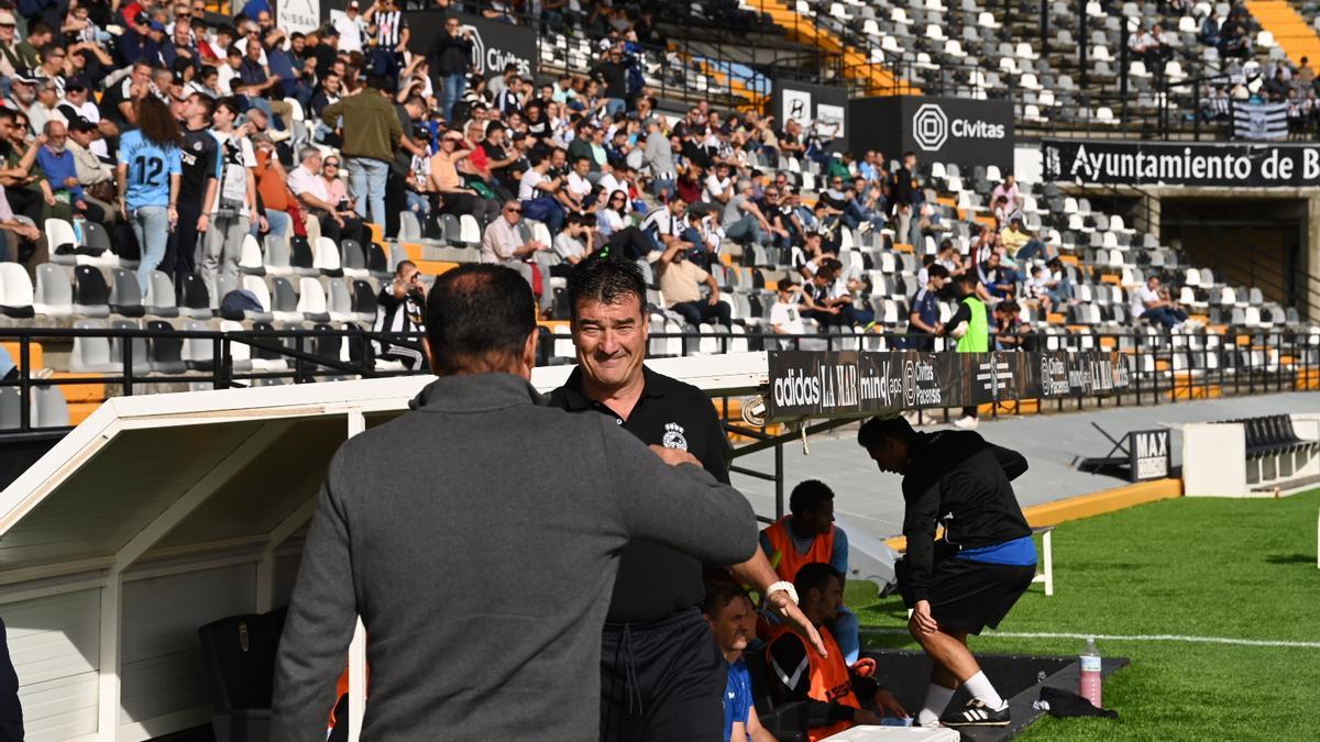 José María Salmerón, de espaldas, saluda a Rafa Escobar, entrenador del Linense.