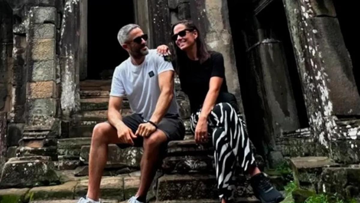 Roberto Leal junto a su pareja.