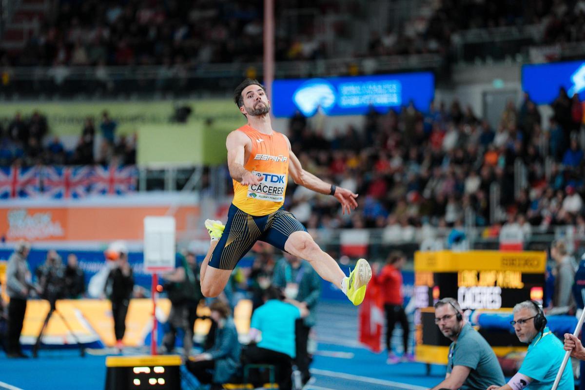 Cáceres realiza un salto en el mundial indoor