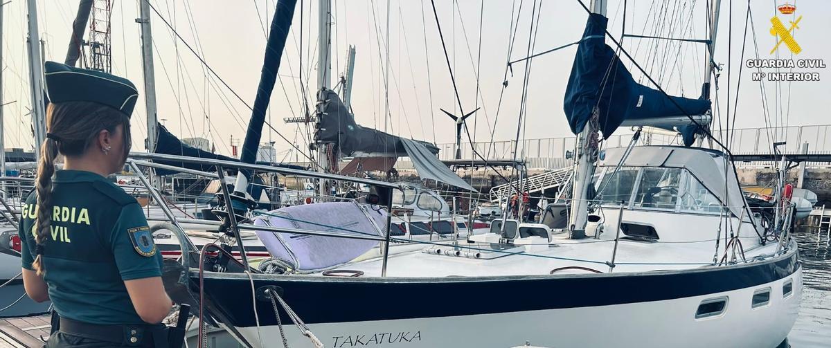 Una agente de la Guardia Civil junto al velero inmovilizado en Puerto del Rosario, en Fuerteventura