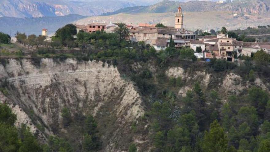 Los vecinos de Benillup llevan años pendientes del barranco situado junto al casco urbano.