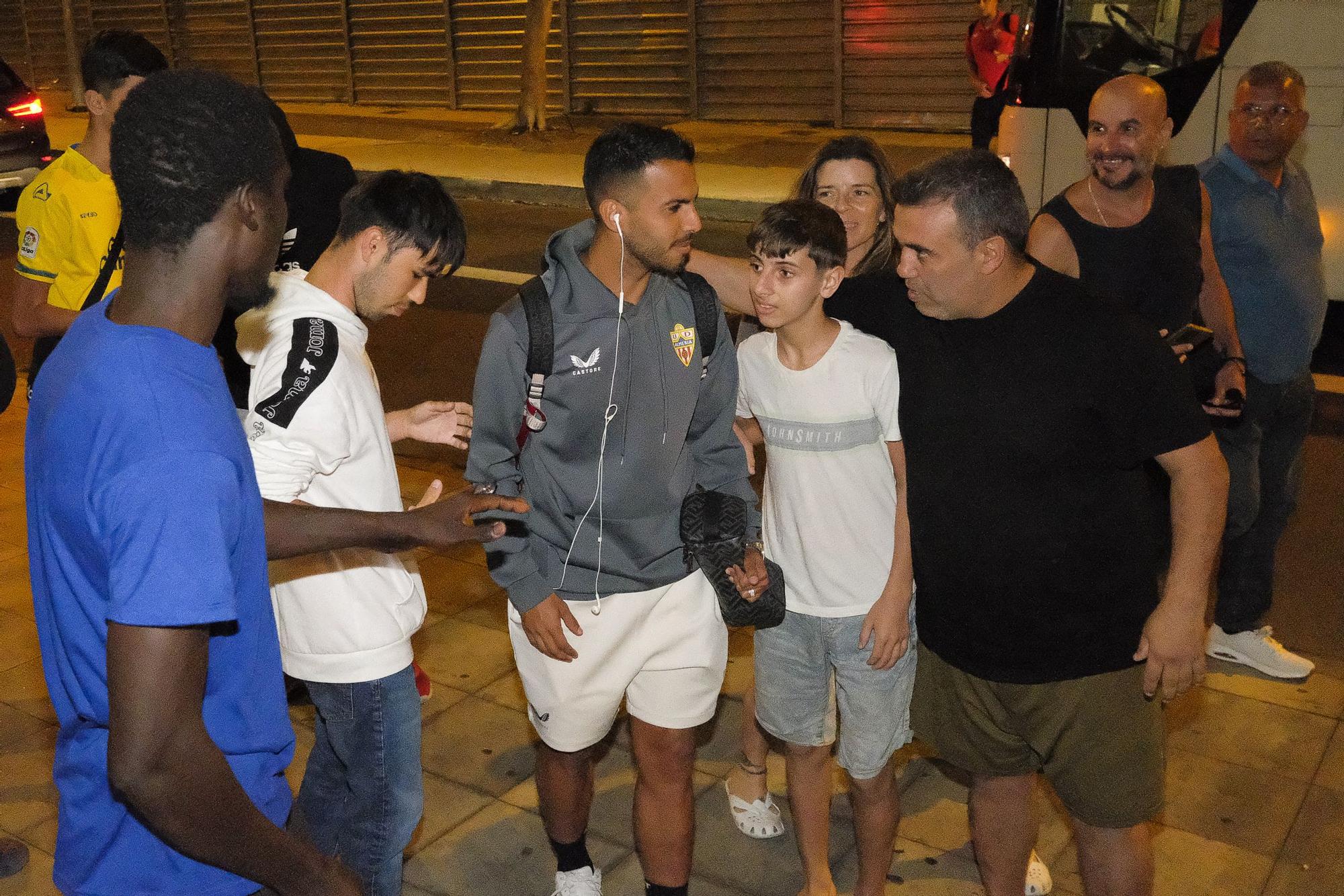 Llegada de Jonathan Viera y Pepe Mel con la UD Almería a Las Palmas de Gran Canaria