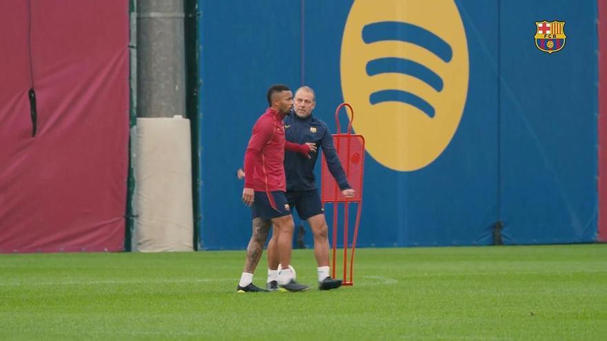 La imagen más curiosa del entreno: Flick defendiendo a Gabriel Jesus