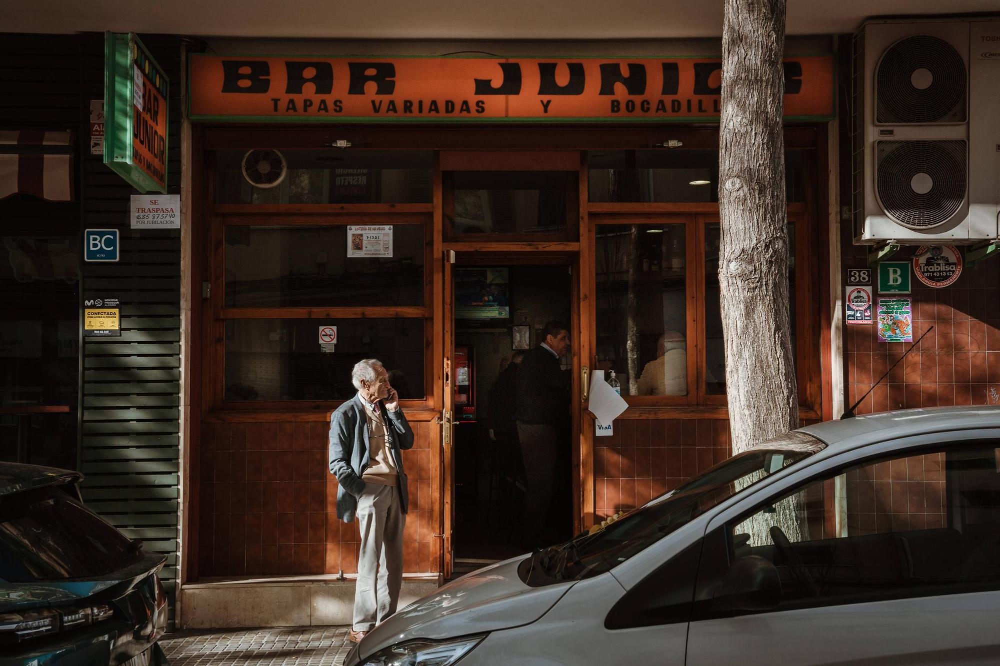 FOTOS | Se traspasa el Bar Junior de Santa Catalina de  Palma, el último refugio de la clientela local