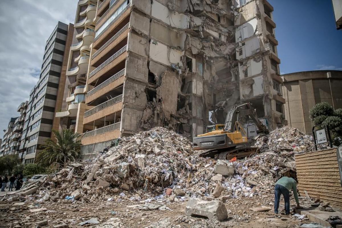 Operaris libanesos busquen persones desaparegudes entre les runes d’un edifici al barri beirutí de Tallet al Khayat, després d’un bombardeig israelià.