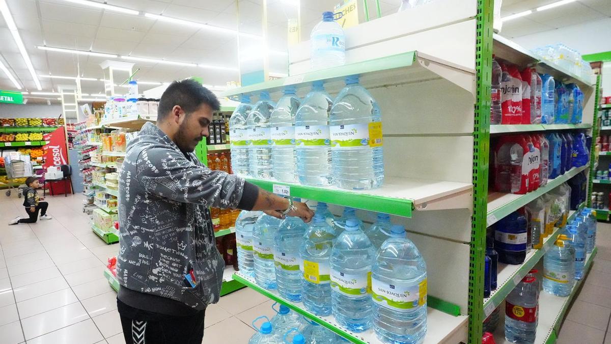 Las ventas de garrafas de agua en los supermercados aumentaron considerablemente.